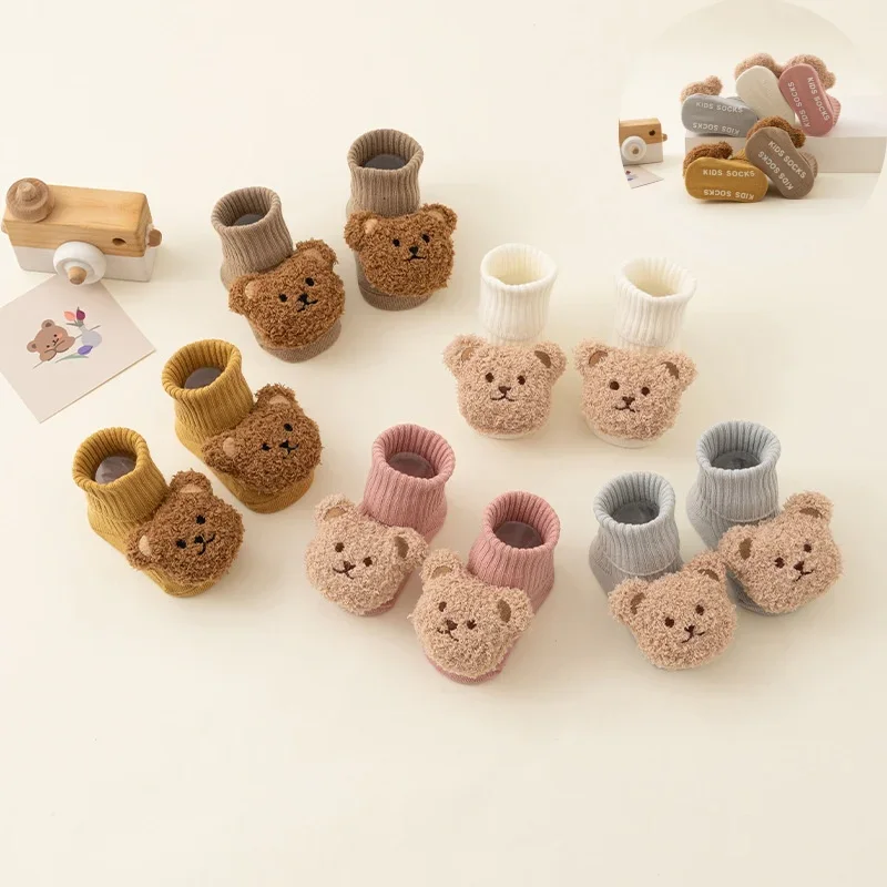 Unisex Baby Socks Non Slip - 男の子と女の子のための暖かくて厚い毛皮のようなファーストステップソックス,漫画のおもちゃ,滑り止めのクマの床の靴下,秋と冬